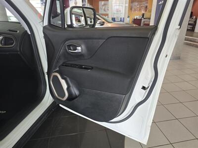 2015 Jeep Renegade Latitude 4DR SUV   - Photo 12 - Hamilton, OH 45015