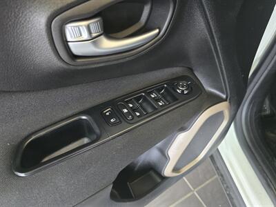 2015 Jeep Renegade Latitude 4DR SUV   - Photo 18 - Hamilton, OH 45015