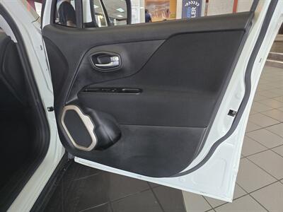 2015 Jeep Renegade Latitude 4DR SUV   - Photo 15 - Hamilton, OH 45015