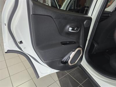 2015 Jeep Renegade Latitude 4DR SUV   - Photo 10 - Hamilton, OH 45015
