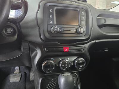 2015 Jeep Renegade Latitude 4DR SUV   - Photo 24 - Hamilton, OH 45015