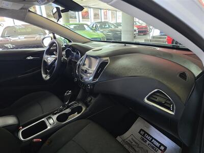2018 Chevrolet Cruze LT Auto 4DR SEDAN   - Photo 13 - Hamilton, OH 45015