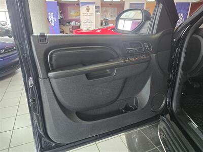 2013 GMC Yukon Denali 4DR SUV AWD   - Photo 9 - Hamilton, OH 45015