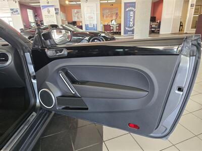 2014 Volkswagen Beetle Convertible R-Line PZEV 2DR   - Photo 17 - Hamilton, OH 45015
