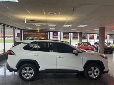 2020 Toyota RAV4 XLE 4DR SUV - Photo 5 - Hamilton, OH 45015
