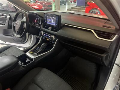 2020 Toyota RAV4 XLE 4DR SUV - Photo 24 - Hamilton, OH 45015