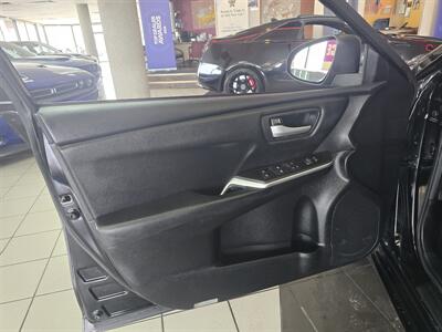 2017 Toyota Camry SE 4DR SEDAN   - Photo 7 - Hamilton, OH 45015