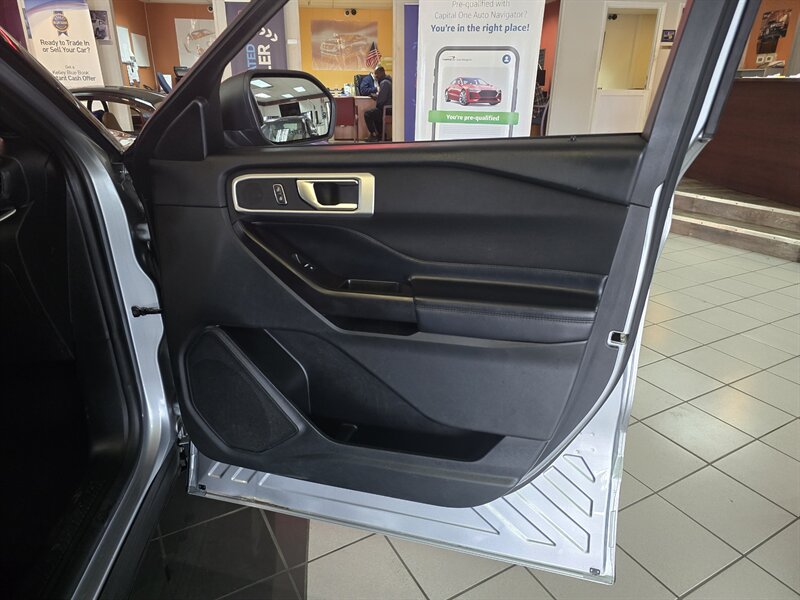 2020 Ford Explorer XLT 4DR SUV AWD - Photo 14 - Hamilton, OH 45015