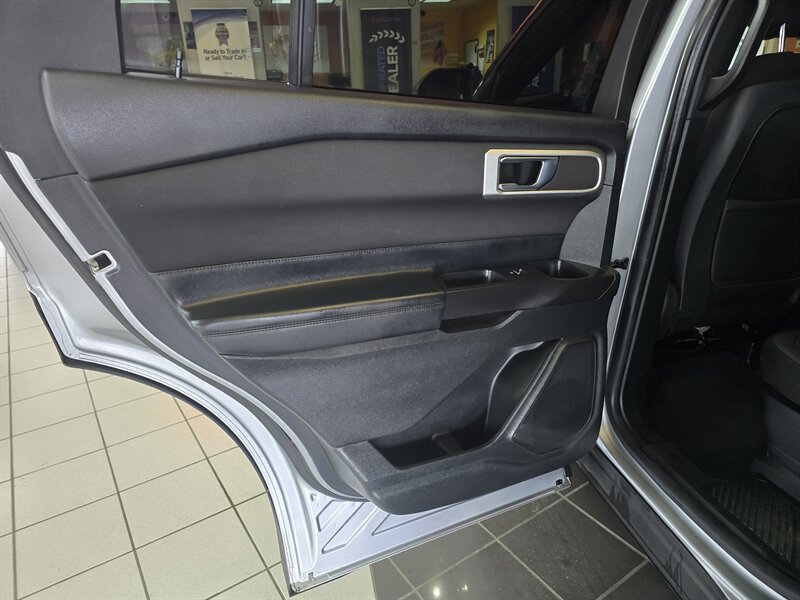 2020 Ford Explorer XLT 4DR SUV AWD - Photo 10 - Hamilton, OH 45015