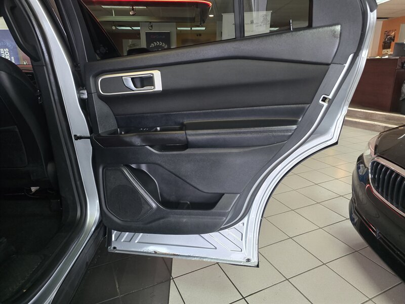 2020 Ford Explorer XLT 4DR SUV AWD - Photo 17 - Hamilton, OH 45015