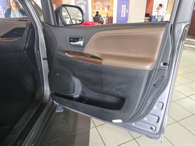 2017 Toyota Sienna Limited 7-Passenger 4DR MINI-VAN   - Photo 13 - Hamilton, OH 45015