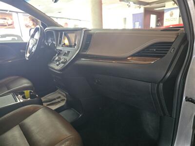 2017 Toyota Sienna Limited 7-Passenger 4DR MINI-VAN   - Photo 14 - Hamilton, OH 45015