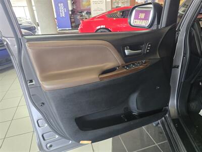 2017 Toyota Sienna Limited 7-Passenger 4DR MINI-VAN   - Photo 7 - Hamilton, OH 45015