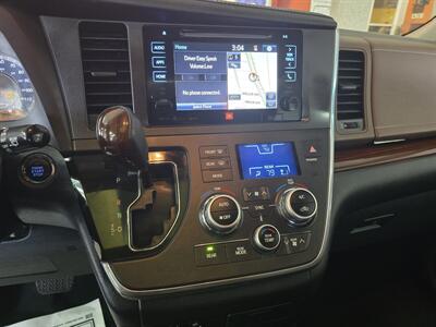 2017 Toyota Sienna Limited 7-Passenger 4DR MINI-VAN   - Photo 30 - Hamilton, OH 45015