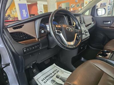 2017 Toyota Sienna Limited 7-Passenger 4DR MINI-VAN   - Photo 8 - Hamilton, OH 45015