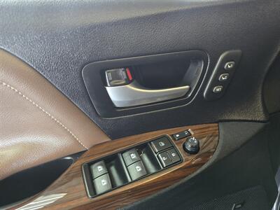 2017 Toyota Sienna Limited 7-Passenger 4DR MINI-VAN   - Photo 19 - Hamilton, OH 45015