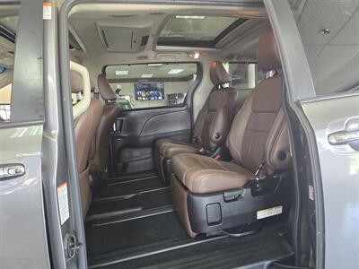 2017 Toyota Sienna Limited 7-Passenger 4DR MINI-VAN   - Photo 10 - Hamilton, OH 45015
