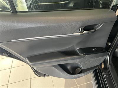2019 Toyota Camry SE   - Photo 18 - Hamilton, OH 45015