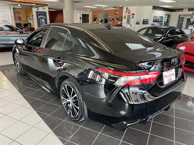 2019 Toyota Camry SE   - Photo 8 - Hamilton, OH 45015