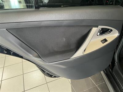 2011 Toyota Camry SE   - Photo 18 - Hamilton, OH 45015