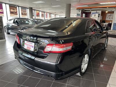 2011 Toyota Camry SE   - Photo 5 - Hamilton, OH 45015