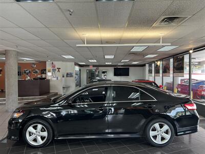 2011 Toyota Camry SE   - Photo 2 - Hamilton, OH 45015