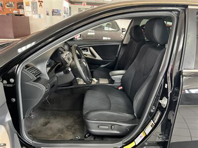 2011 Toyota Camry SE   - Photo 8 - Hamilton, OH 45015