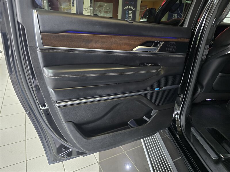 2024 Jeep Grand Wagoneer L Base 4DR SUV AWD - Photo 10 - Hamilton, OH 45015