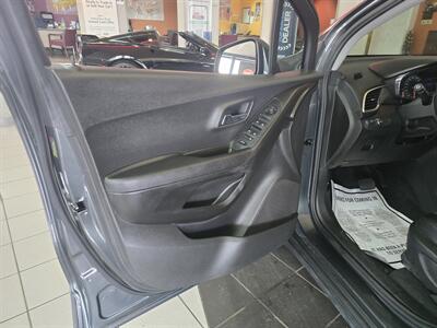 2019 Chevrolet Trax LT4DR CROSSOVER   - Photo 8 - Hamilton, OH 45015