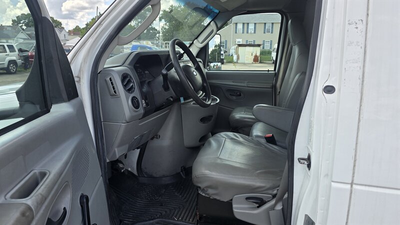 2011 Ford E-450 - Photo 9 - Hamilton, OH 45015