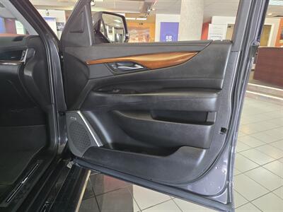 2017 Cadillac Escalade ESV Premium Luxury   - Photo 13 - Hamilton, OH 45015