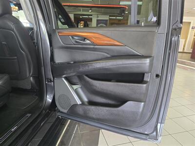 2017 Cadillac Escalade ESV Premium Luxury   - Photo 16 - Hamilton, OH 45015