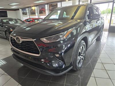 2023 Toyota Highlander XLE   - Photo 1 - Hamilton, OH 45015