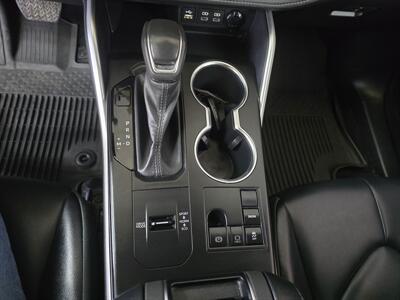 2023 Toyota Highlander XLE   - Photo 19 - Hamilton, OH 45015