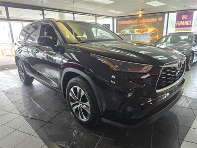 2023 Toyota Highlander XLE   - Photo 3 - Hamilton, OH 45015