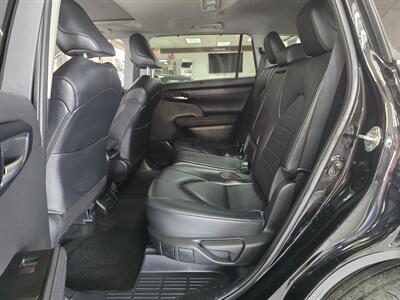 2023 Toyota Highlander XLE   - Photo 11 - Hamilton, OH 45015