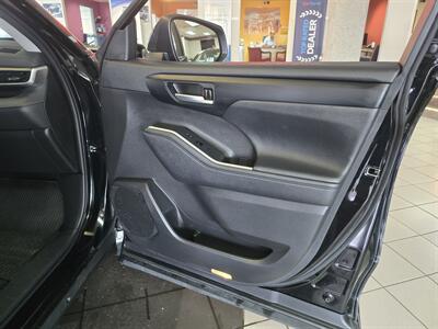 2023 Toyota Highlander XLE   - Photo 13 - Hamilton, OH 45015