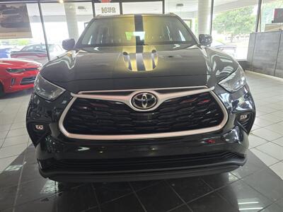 2023 Toyota Highlander XLE   - Photo 2 - Hamilton, OH 45015