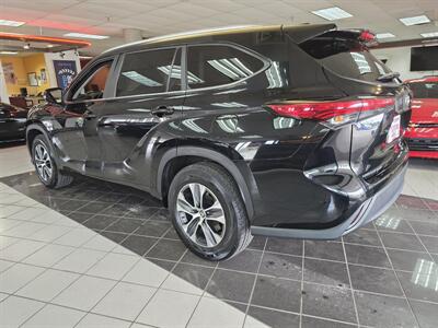 2023 Toyota Highlander XLE   - Photo 6 - Hamilton, OH 45015