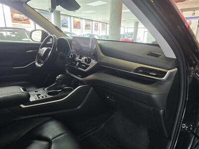 2023 Toyota Highlander XLE   - Photo 14 - Hamilton, OH 45015