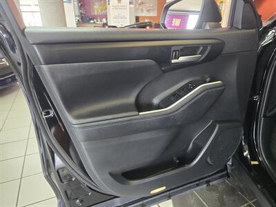 2023 Toyota Highlander XLE   - Photo 7 - Hamilton, OH 45015