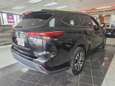 2023 Toyota Highlander XLE   - Photo 4 - Hamilton, OH 45015