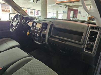 2018 RAM 1500 Express-CREW CAB-4X4-HEMI   - Photo 23 - Hamilton, OH 45015