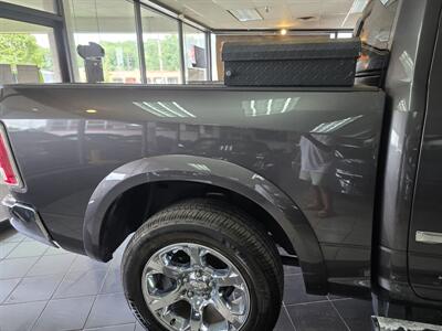2017 RAM 1500 Laramie CREW CAB 4X4   - Photo 14 - Hamilton, OH 45015