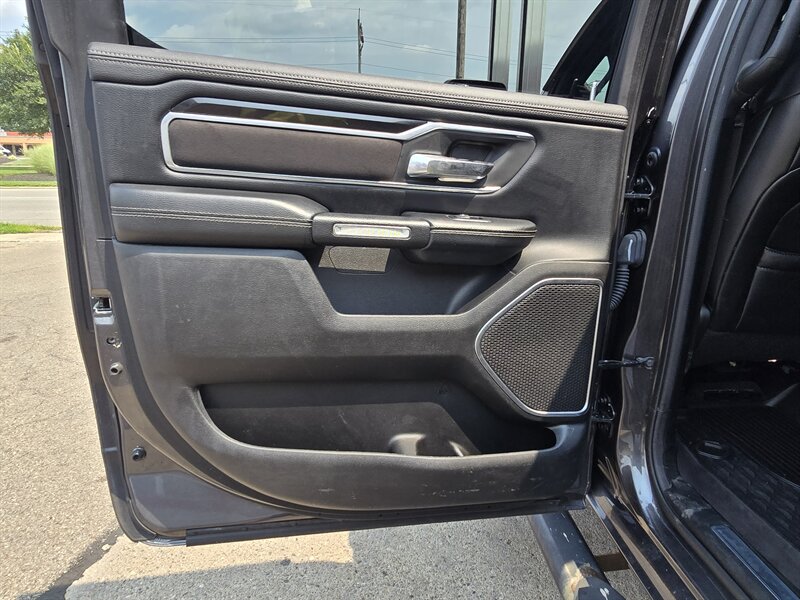 2019 RAM 1500 Laramie CREW CAB 4X4 - Photo 12 - Hamilton, OH 45015