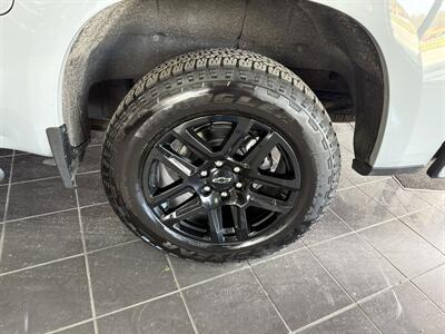 2025 Chevrolet Silverado 1500 Custom 4DR CREW CAB 4X4   - Photo 33 - Hamilton, OH 45015