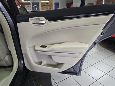 2013 Chrysler 300 Series   - Photo 15 - Hamilton, OH 45015