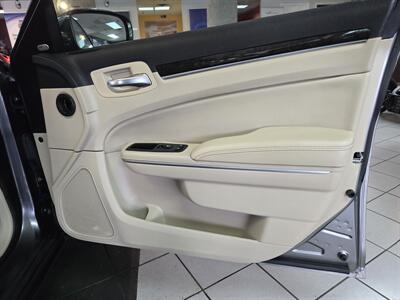 2013 Chrysler 300 Series   - Photo 12 - Hamilton, OH 45015