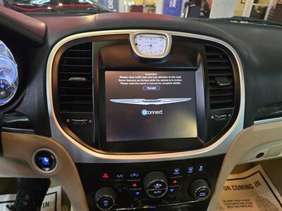 2013 Chrysler 300 Series   - Photo 21 - Hamilton, OH 45015