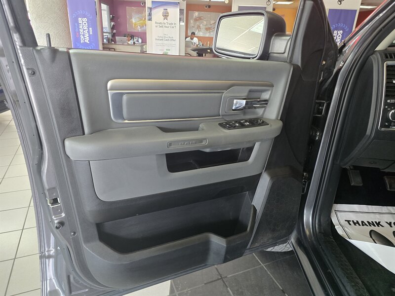 2016 RAM 1500 Outdoorsman 4DR CREW CAB 4X4/V8 - Photo 8 - Hamilton, OH 45015